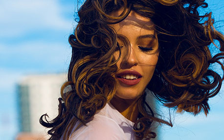 Kabaran Sa&ccedil;lar i&ccedil;in Sa&ccedil; Modelleri ve Bakım 