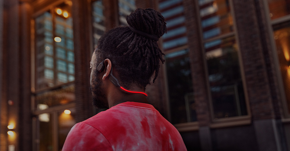 A&ccedil;ık kulak tasarımlı kulaklık takan atlet