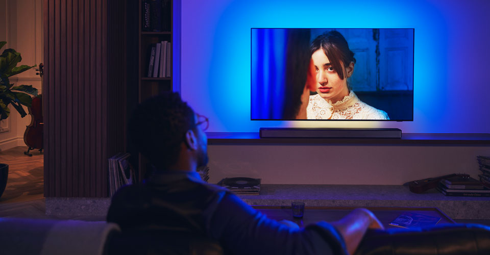 Soundbar'lı Philips Ambilight TV'nin keyfini &ccedil;ıkaran adam