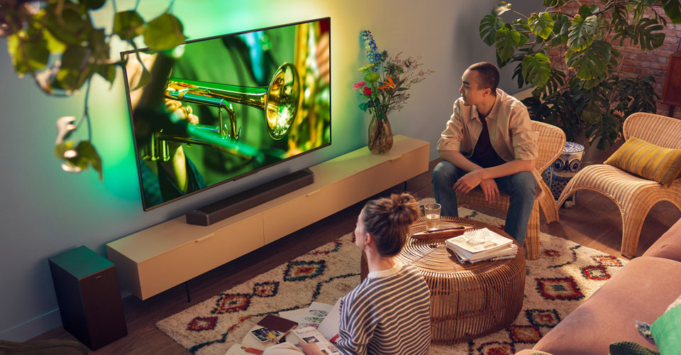 İnsanlar net soundbar sesine sahip Philips Ambilight TV'lerinin keyfini &ccedil;ıkarıyor