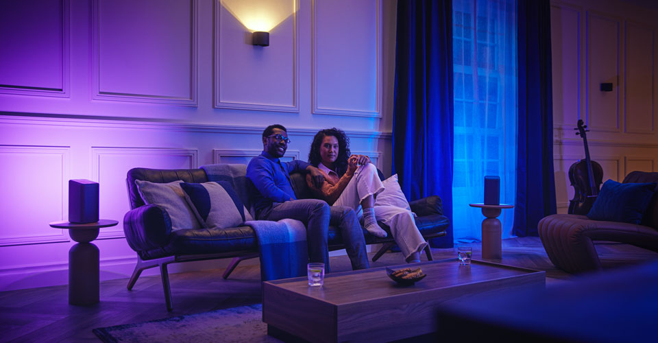 &Ccedil;ift, Fidelio FS1 hoparl&ouml;rlerini arka hoparl&ouml;r olarak kullanıyor