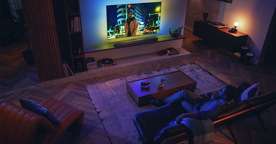 Soundbar'lı Philips Ambilight TV'nin keyfini &ccedil;ıkaran adam