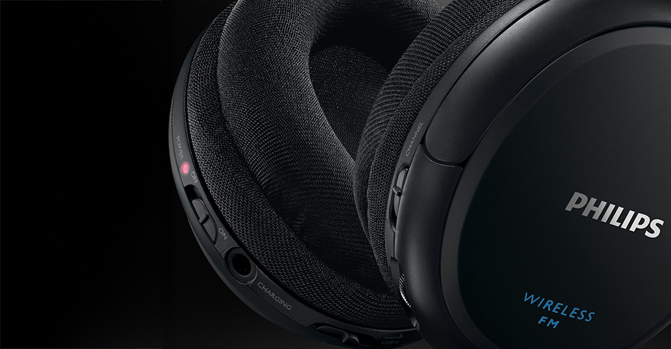 Philips SHC5200 kulaklık kontrollerinin ve kulak yastıklarının yakın &ccedil;ekimi