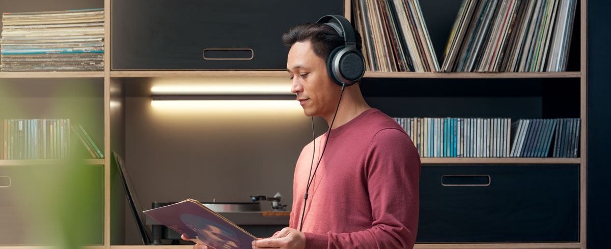 Philips X3 kulaklıkla m&uuml;zik dinleyen bir adam