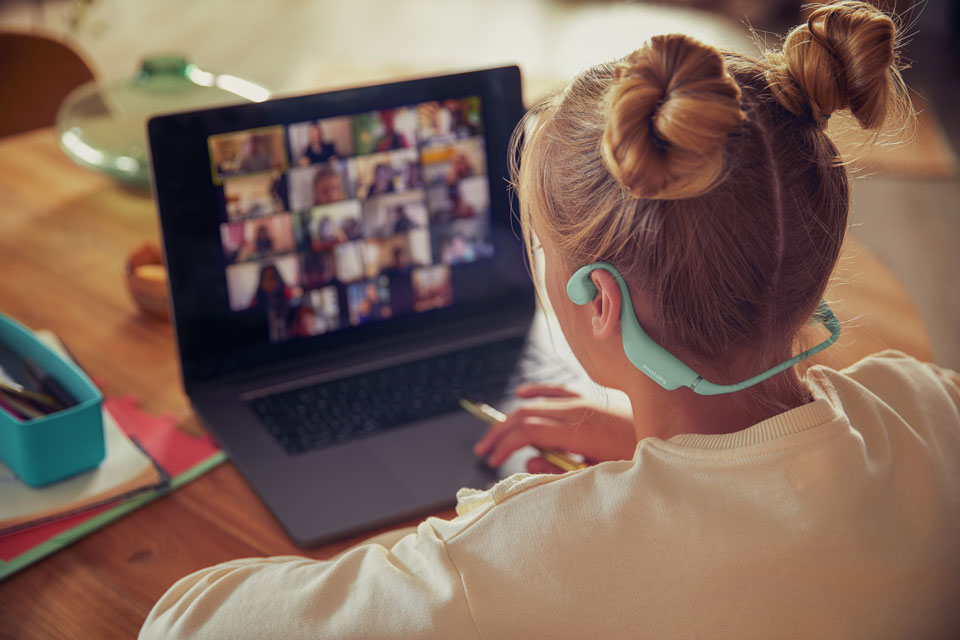 Okul etkinliği i&ccedil;in rahat &ccedil;ocuk kulaklığı kullanan bir kız