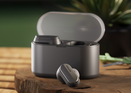 Philips T6908 kulaklığın kılıfla birlikte yakın g&ouml;r&uuml;nt&uuml;s&uuml;