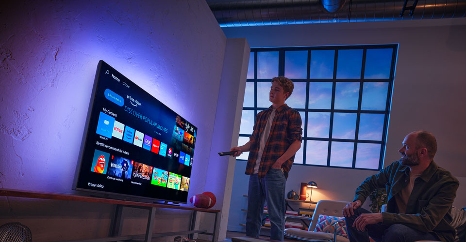 İki adam Titan OS ile etkileşime giriyor