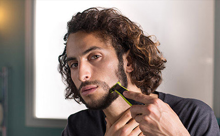 OneBlade tıraş işlemini daha uzaktan ger&ccedil;ekleştirerek daha rahat bir tıraş deneyimi sunar