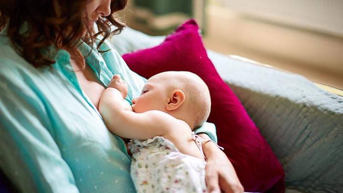 Anne sütü ile bebekler sağlıklı büyüyor