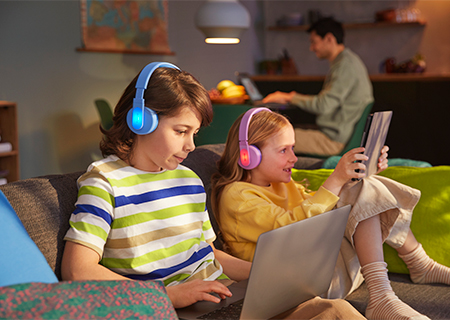 Philips kulak üstü kulaklıklarının renkli ve ışıklı panel özelliğini kullanan çocuklar