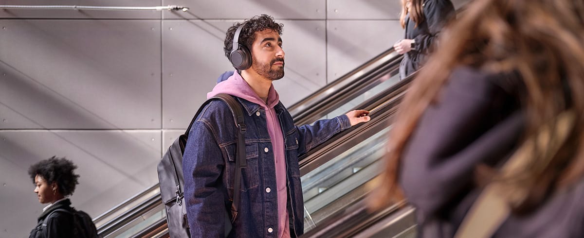 Philips gürültü önleyici kulaklık takan adam