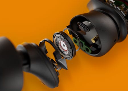 True wireless kulaklığın i&ccedil; par&ccedil;alarını g&ouml;steren yakın &ccedil;ekim teknik g&ouml;rseller