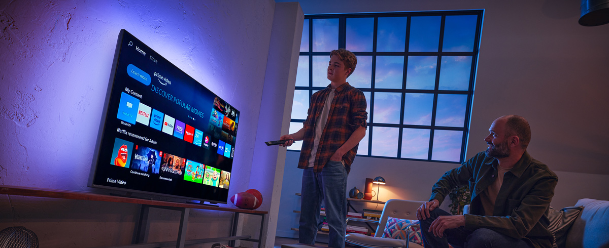 Philips Smart TV'den uygulama se&ccedil;en bir adam